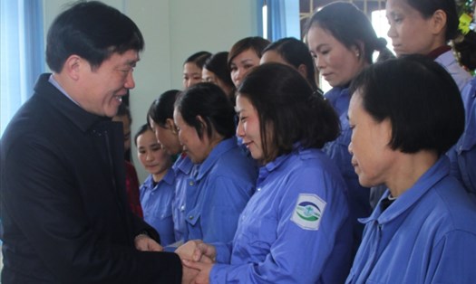 Đồng chí Nguyễn Hoà Bình thăm hỏi động viên và tặng quà cho công nhân Cty TNHH MTV Môi trường và Công trình đô thị Thanh Hóa. Ảnh: X.H