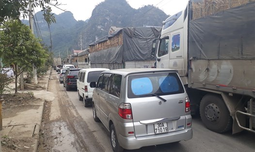 Ùn tắc xe tải chở nông sản kéo dài hàng cây số tại đường vào cửa khẩu Tân Thanh (Lạng Sơn) - ảnh chụp chiều 7.2. Ảnh: CHÍ NGUYÊN