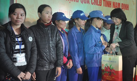 Phó Chủ tịch Nước Đặng Thị Ngọc Thịnh trao quà tết cho công nhân Cty Lâm sản Nam Định. Ảnh: QC