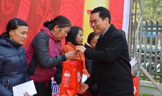 Đồng chí Trần Việt An - Chủ tịch LĐLĐ tỉnh - trao quà tết cho công nhân lao động có hoàn cảnh khó khăn.