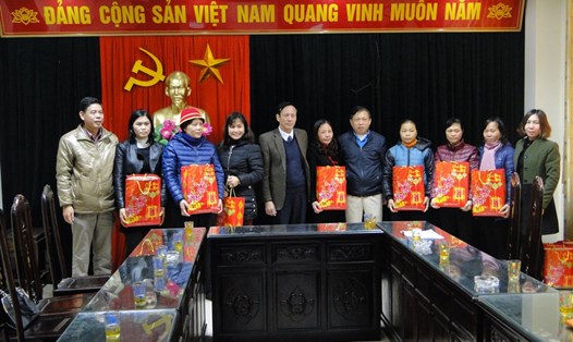 Lãnh đạo Công đoàn ngành Giáo dục Thái Bình, Phòng Giáo dục huyện Kiến Xương trao quà cho giáo viên khó khăn.
