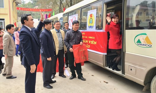 Chủ tịch LĐLĐ tỉnh Lào Cai Nguyễn Hữu Long tiễn CNLĐ lên xe về quê ăn tết. 