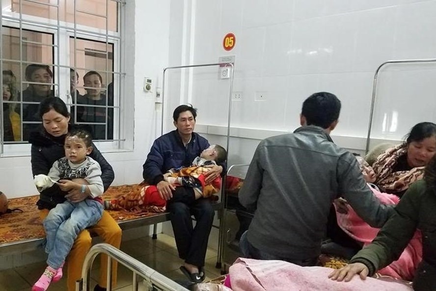 Các học sinh bị bỏng điều trị tại Bệnh viện Đa khoa tỉnh Hà Tĩnh. Ảnh: Trần Tuấn