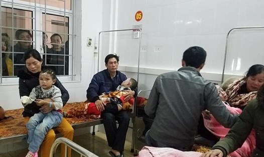 Các học sinh bị bỏng điều trị tại Bệnh viện Đa khoa tỉnh Hà Tĩnh. Ảnh: Trần Tuấn