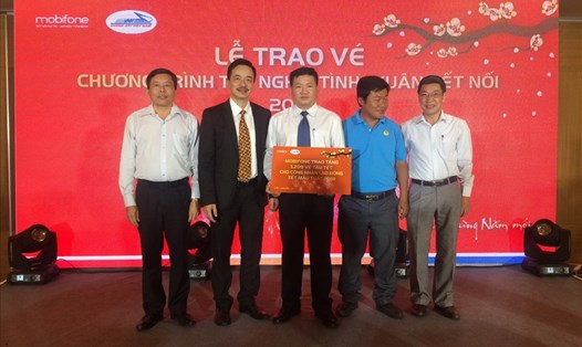 Trao biển tượng trưng 1.200 vé tàu cho ông Tăng Quốc Lập - PCT LĐLĐ tỉnh Đồng Nai