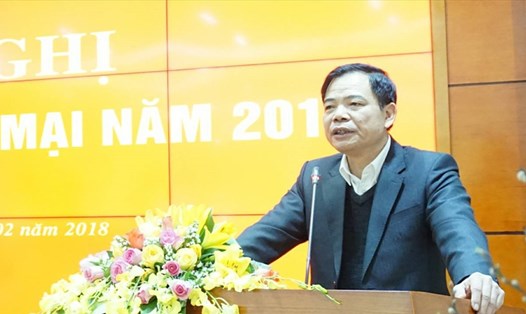 Bộ trưởng Nguyễn Xuân Cường đã “đặt hàng” các tham tán về việc tìm hiểu thị trường, gỡ các “nút thắt” gây khó khăn cho XK nông sản. Ảnh: Kh.L