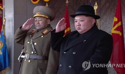 Lãnh đạo Triều Tiên Kim Jong-un và ông Kim Jong-gak - Chủ nhiệm Tổng cục Chính trị Triều Tiên trong lễ diễu binh ở Bình Nhưỡng. Ảnh: Yonhap. 
