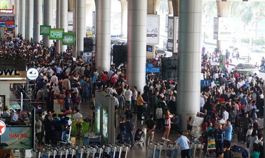 Hàng nghìn người ở TPHCM, Đồng Nai, Bình Dương, Bến Tre, Long An... đổ về sân bay Tân Sơn Nhất đón thân nhân ở nước ngoài khiến sảnh chờ ga quốc tế quá tải. Ảnh: Minh Quân