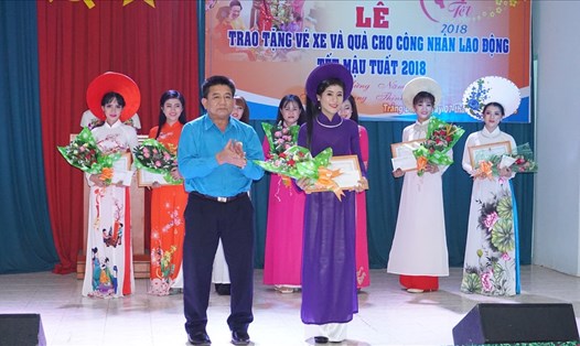 Lãnh đạo LĐLĐ tỉnh trao giải thưởng cho thí sinh đạt giải nhất phần biểu diễn thời trang áo dài