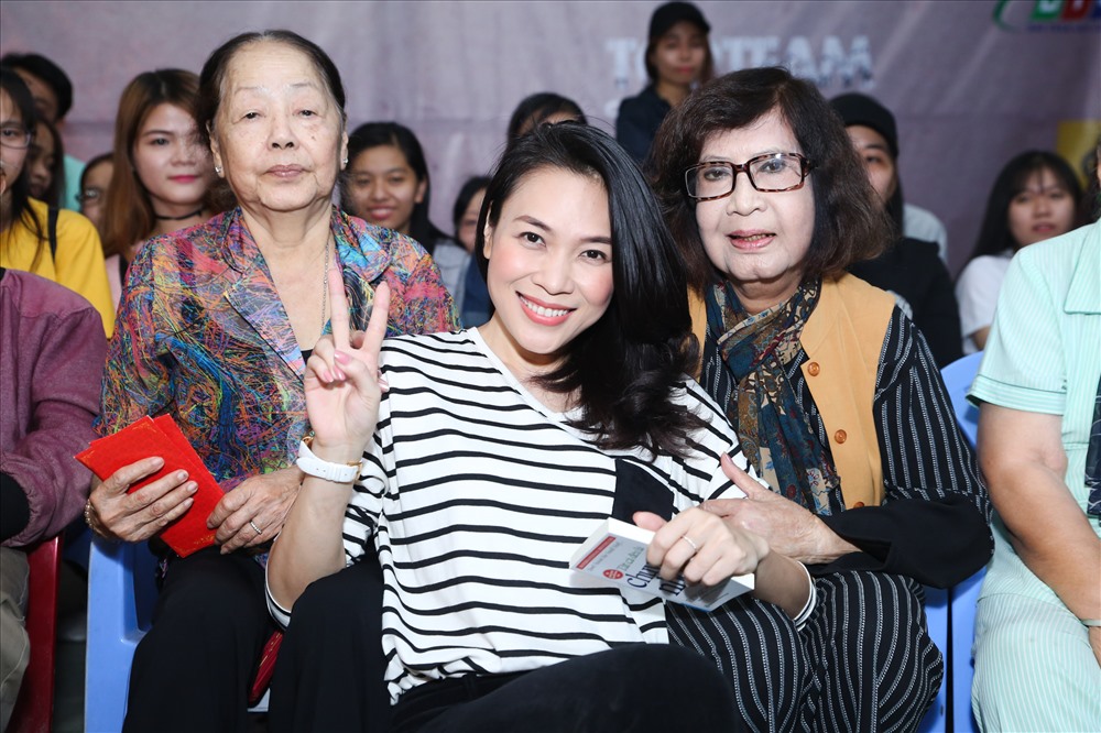 Mỹ tâm vui cùng các nghệ sĩ. Ảnh: T.L