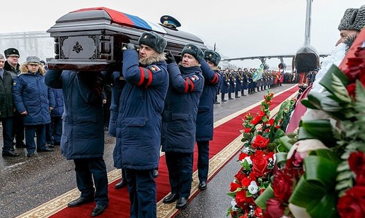 Hơn 30.000 người Nga tiễn phi công Roman Filipov về nơi an nghỉ cuối cùng. Ảnh: TASS