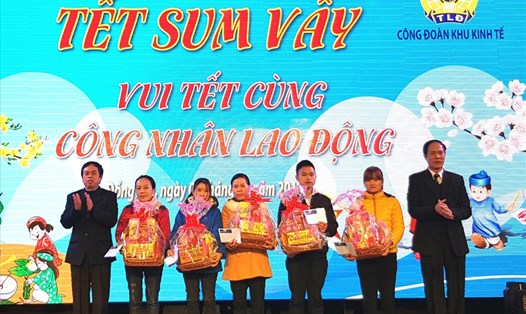 Lãnh đạo LĐLĐ tỉnh và lãnh đạo BQL KKT Quảng Bình trao quà cho NLĐ. Ảnh: Lê Phi Long