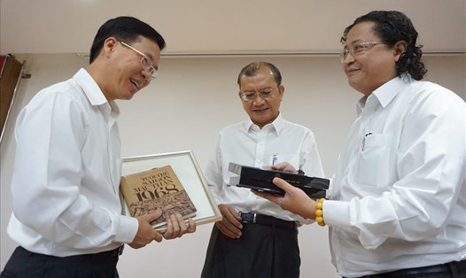 Ông Võ Văn Thưởng (bìa trái) - Trưởng Ban tuyên giáo Trung ương – đã đến thăm và làm việc với Nhà xuất bản Trẻ tại TPHCM sáng 9.2.  Ảnh: M.Q