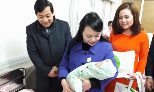 Bộ trưởng Bộ Y tế thăm bé sơ sinh tại BV Phụ sản HN 