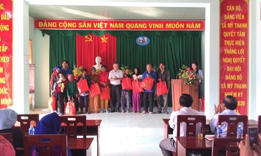 Ông Trần Văn Dũng - Phó Chủ tịch LĐLĐ tỉnh tặng quà cho các gia đình có hoàn cảnh khó khăn, người có công với cách mạng, người già neo đơn
tại địa phương
