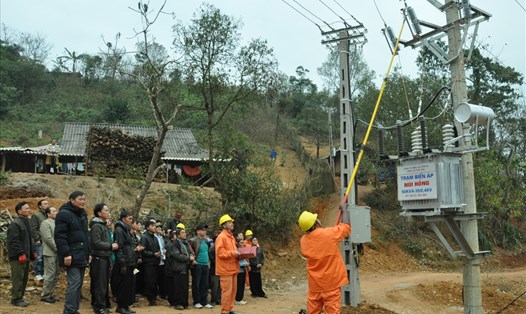 Đưa điện lưới quốc gia về bản Núi Hồng, xã Huy Thượng, huyện Phù Yên, Sơn La.