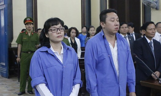 Hai bị cáo Huỳnh Thị Huyền Như và Võ Anh Tuấn tại phiên toà. Ảnh: C.H