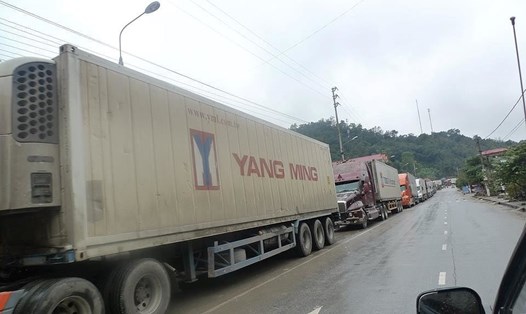 Hàng ách tắc tại cửa khẩu Tân Thanh, xe đỗ tràn ra đường quốc lộ. Ảnh: Báo Tiền Phong.