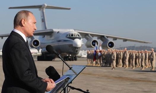 Tổng thống Nga Vladimir Putin thăm căn cứ không quân Hmeimim, Syria ngày 11.12.2017. Ảnh: AP