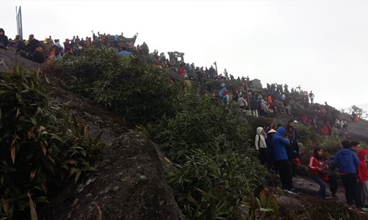 Không quản trời mưa, du khách chen chúc nhau hành hương lên chùa Đồng. Ảnh: Nguyễn Hùng