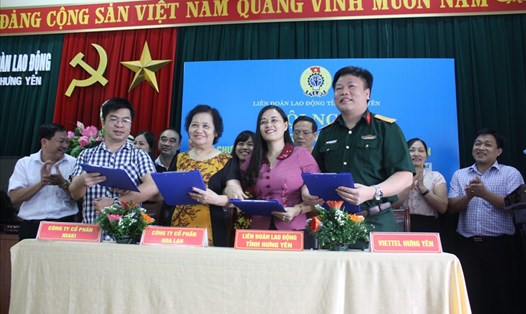 Lãnh đạo LĐLĐ tỉnh Hưng Yên ký kết chương trình phúc lợi cho đoàn viên với các DN. Ảnh: T.N
