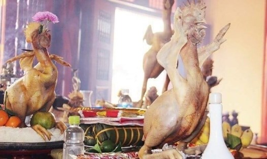 ‎Mâm cỗ cúng rằm tháng Giêng gồm gà trống luộc, bánh trưng, xôi, hương, hoa, trầu cau, đèn nến. Ảnh: FB Nguyễn Việt Anh