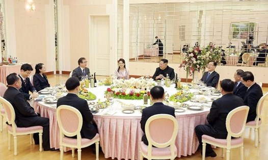 Vợ chồng ông Kim Jong-un chủ trì tiệc tiếp đón phái đoàn Hàn Quốc. Ảnh: AFP. 