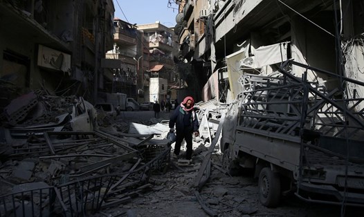 Một người dân ở khu vực bị bao vây Đông Ghouta. Ảnh: Reuters. 
