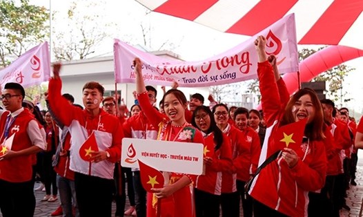 Hội thanh niên Vân động hiến máu Hà Nội tham gia diễu hành tại Lễ hội Xuân hồng sáng 10.3