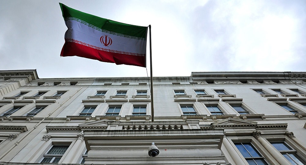 Đại sứ quán Iran ở Anh bị 4 kẻ mang hung khí đột nhập, hạ cờ. Ảnh: AFP. 