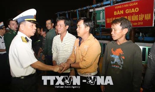 Đại diện Bộ Tư lệnh Vùng 3 Hải quân thăm hỏi, động viên các ngư dân khi vừa cập bờ an toàn.