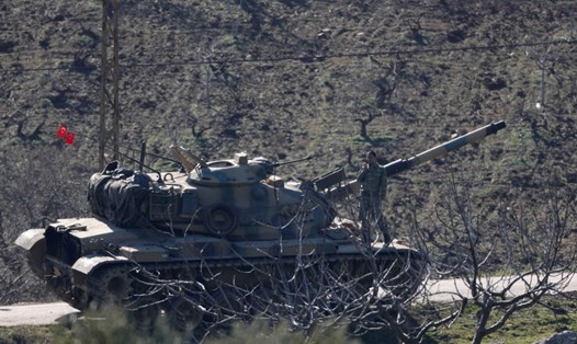 Xe tăng của Thổ Nhĩ Kỳ gần biên giới Thổ-Syria ở tỉnh Killis. Ảnh: Reuters