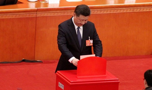 Chủ tịch Trung Quốc Tập Cận Bình bỏ phiếu ngày 11.3. Ảnh: SCMP