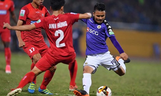 Quang Hải (áo tím) chưa để lại nhiều dấu ấn ở trận ra quân V.League 2018. Ảnh: MT