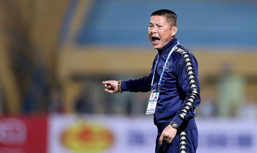 HLV Chu Đình Nghiêm trong trận đấu đầu tiên ở V.League 2018. Ảnh: H.A