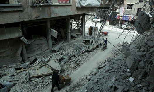 Tòa nhà đổ nát ở Douma, Đông Ghouta. Ảnh: AFP. 
