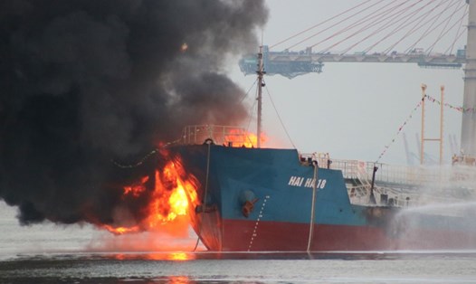 Tàu Hải Hà 18 bị cháy khi đang bơm xăng A92. Ảnh: Báo Giao thông.