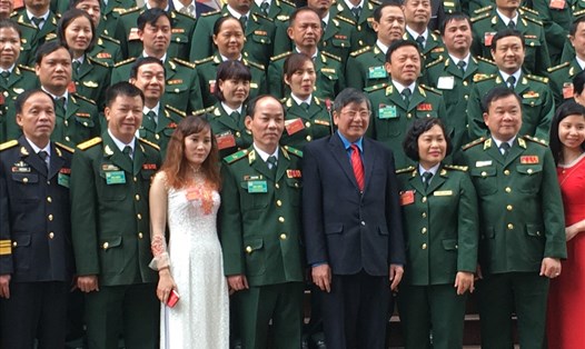 Phó Chủ tịch Thường trực Tổng LĐLĐVN Trần Thanh Hải (thứ 5 từ trái sang) cùng các đại biểu tại Đại hội. Ảnh: L.N
