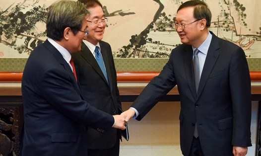 Ông Dương Khiết Trì (phải) gặp Cố vấn An ninh quốc gia Hàn Quốc Chung Eui-yong (giữa) và Đại sứ Hàn Quốc tại Trung Quốc Noh Yong-min (trái) ngày 12.3 tại Bắc Kinh. Ảnh: Reuters