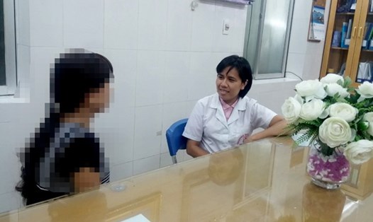 TS Phạm  Thị Việt Dung chia sẻ với người nhà bệnh nhân 