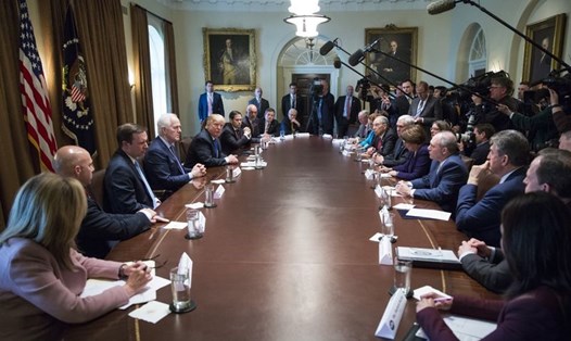 Ông Donald Trump và các thành viên lưỡng đảng Quốc hội thảo luận về an toàn trường học và cộng đồng hôm 28.2. Ảnh: Bloomberg. 