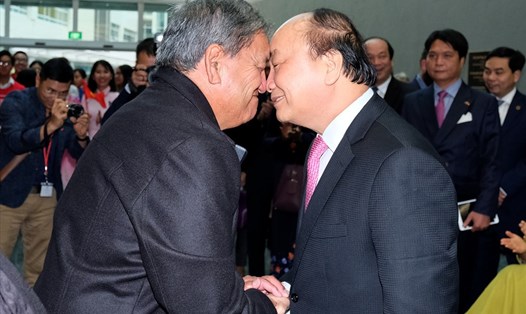 Thủ tướng Nguyễn Xuân Phúc chào hỏi bằng cử chỉ chạm mũi của người Maori. Ảnh: VGP