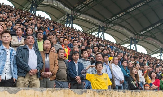 Khán giả Nam Định đến sân cổ vũ đội bóng ngày trở lại VLeague 2018. Ảnh: H.A