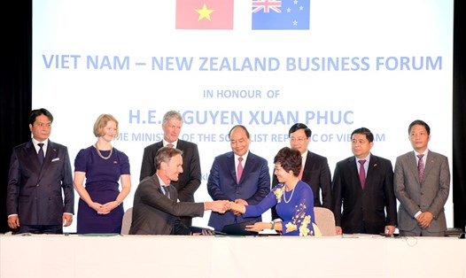 Doanh nghiệp hai nước ký thỏa thuận hợp tác tại Diễn đàn Doanh nghiệp Việt Nam - New Zealand. Ảnh: VGP