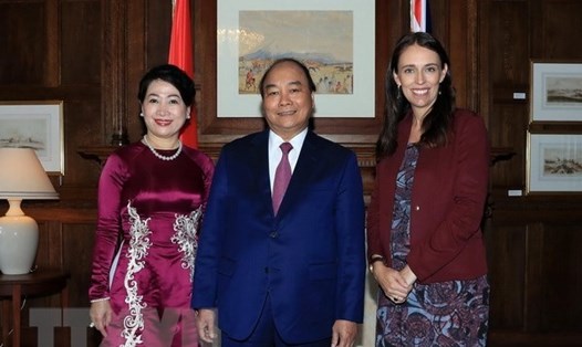 Thủ tướng New Zealand Jacinda Ardern đón Thủ tướng Nguyễn Xuân Phúc và Phu nhân. Ảnh: TTXVN