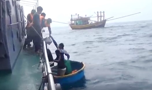 Lực lượng BĐBP ứng cứu các ngư dân gặp nạn trên biển. Ảnh: BĐBP cung cấp