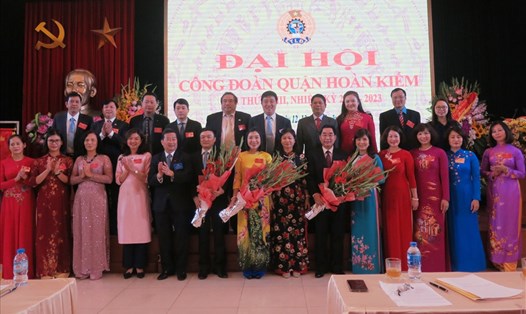 Các đại biểu cùng dự lễ ra mắt của BCH LĐLĐ quận Hoàn Kiếm khóa XVIII. Ảnh: LĐLĐ TP. Hà Nội