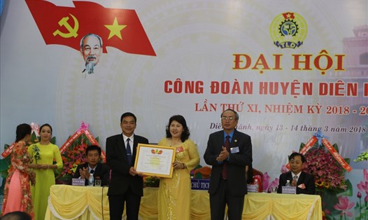 Lãnh đạo LĐLĐ Khánh Hòa tặng bằng khen cho tập thể LĐLĐ huyện Diên Khánh đã có nhiều thành tích chăm lo, bảo vệ CNLĐ trong nhiệm kỳ qua. Ảnh: T.T
