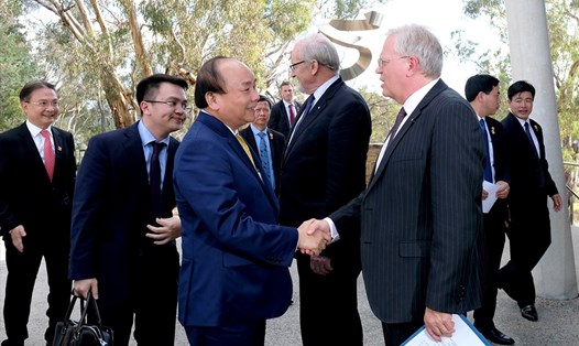 Thủ tướng Nguyễn Xuân Phúc và lãnh đạo Đại học Quốc gia Australia. Ảnh: VGP