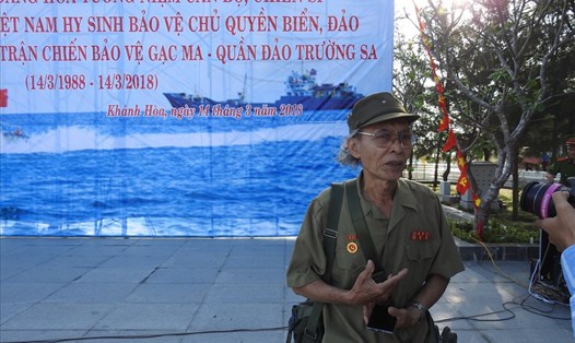 Cựu binh, nhạc sĩ Đào Sơn - tác giả ca khúc hùng hồn "Chân trời bất tử" tại khu tưởng niệm Gạc Ma. Ảnh: PV